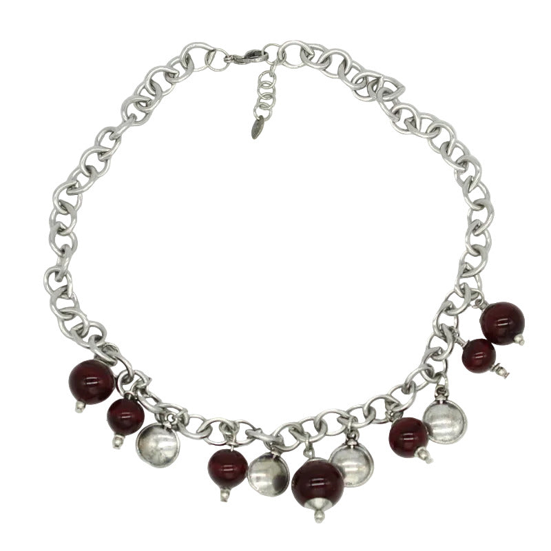 Collier ras de cou en chaîne d'acier argenté orné de perles rondes en verre de Murano bordeaux et de médailles suspendues.