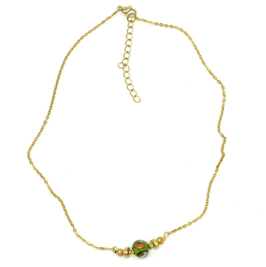 Collier ras de cou Salvia en chaîne d'acier doré avec perle en verre de Murano couleur olive.