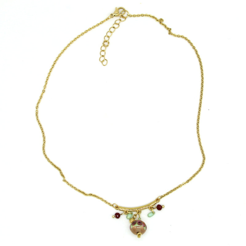 Collier ras de cou en chaîne d'acier doré orné d'un pendentif central composé de perles de Murano et de délicates pampilles vertes et bordeaux.