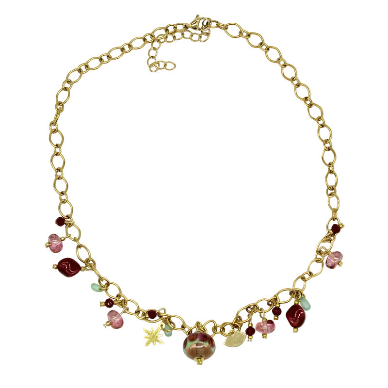 Collier ras de cou en chaîne d'acier doré orné de multiples pampilles composées de perles de Murano roses, vertes et bordeaux et de petits pendentifs dorés.