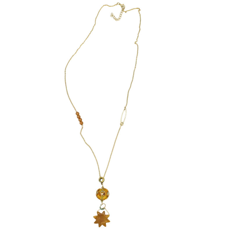 Collier long doré Salvia avec perles olive et perle en verre de Murano filée à la flamme suspendue à un motif soleil.
