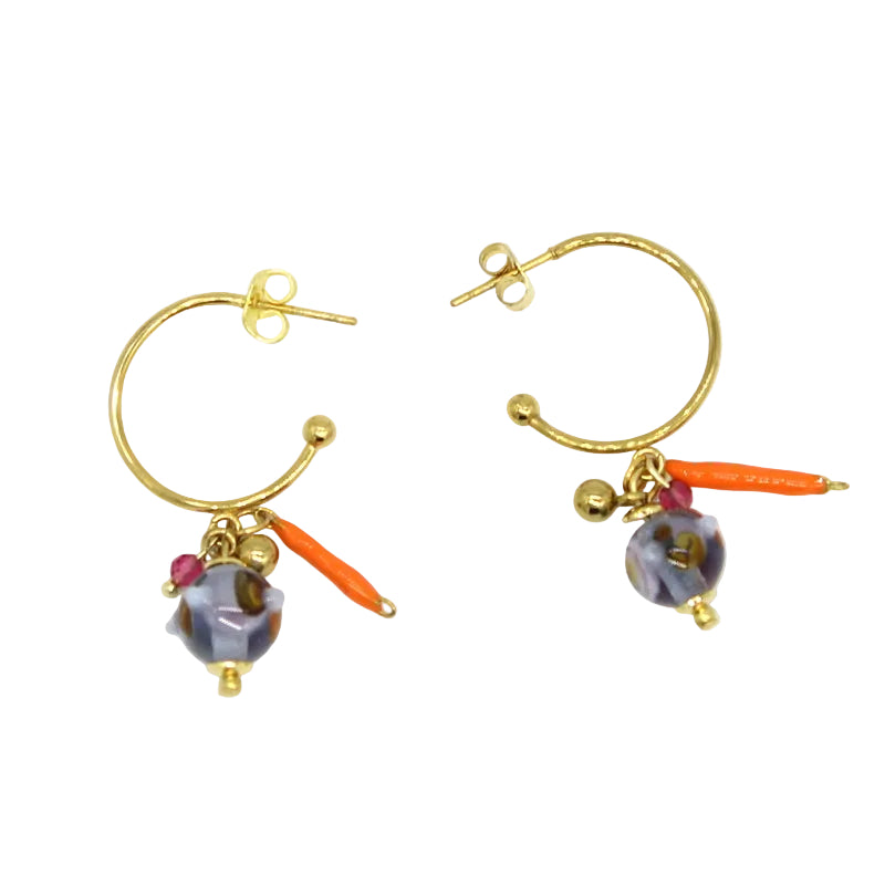Paire de créoles ouvertes en acier doré ornées d'un charm pendant avec perle en verre de Murano bleue et pampilles orangées.