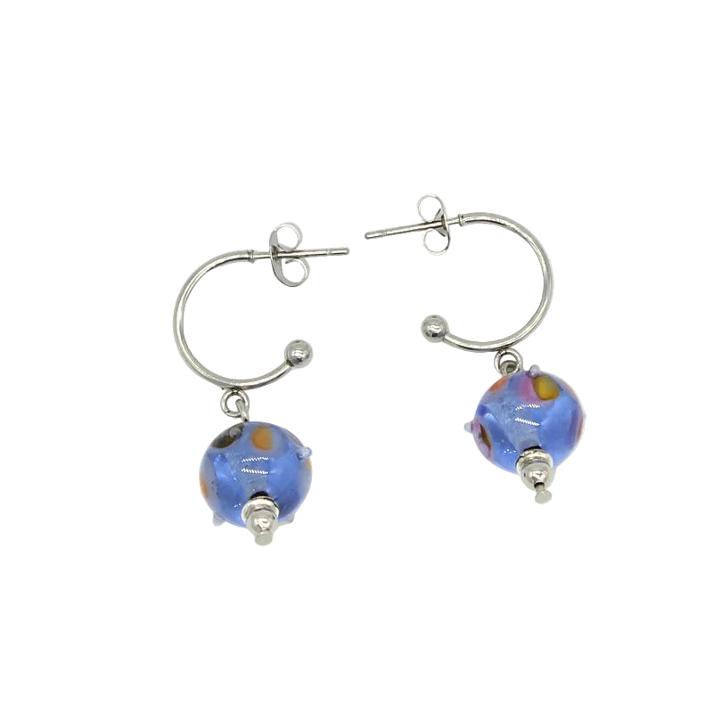 Paire de créoles ouvertes en acier argenté ornées de pendentifs en perles de verre de Murano bleues.
