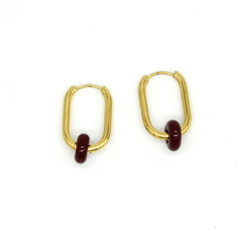 Paire de créoles ovales en acier doré avec fermoir en acier, ornées d'une perle ronde interchangeable en verre de Murano bordeaux.