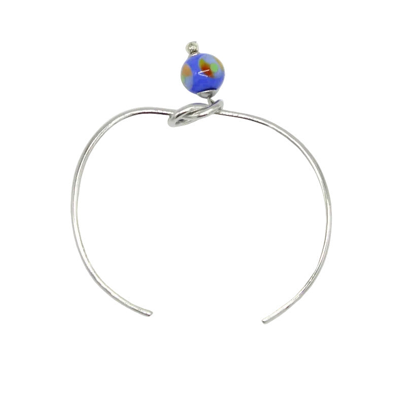 Jonc ouvert avec motif boucle en acier et perle en verre murano bleu décor corail
