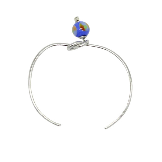Jonc ouvert avec motif boucle en acier et perle en verre murano bleu décor corail