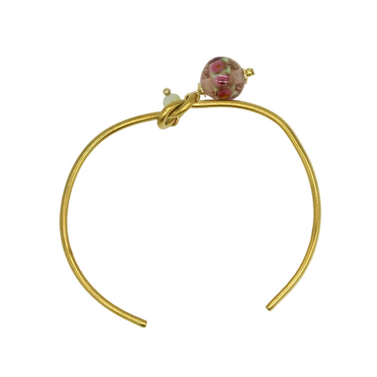 Jonc ouvert rigide en acier doré noué sur le dessus, orné d'une perle ronde en verre de Murano rose poudré, vert et bordeaux.