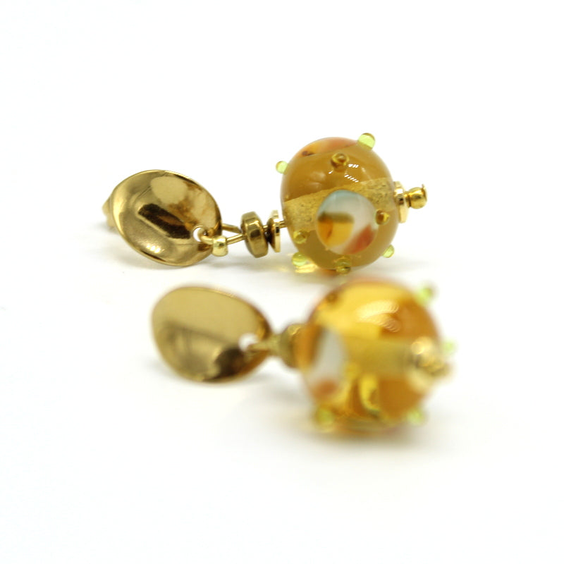 Gros plan Boucles d'oreilles Salvia en acier doré avec puce lisse et perle pendante en verre de Murano topaz.