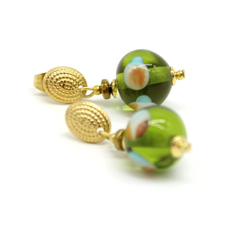 Gros plan Boucles d'oreilles rétro Salvia en acier doré avec clou texturé et perle pendante en verre de Murano olive.