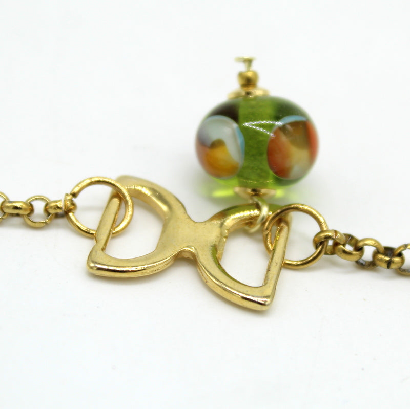 zoom Bracelet Salvia en chaîne d'acier doré avec motif fer à cheval et perle en verre de Murano olive.