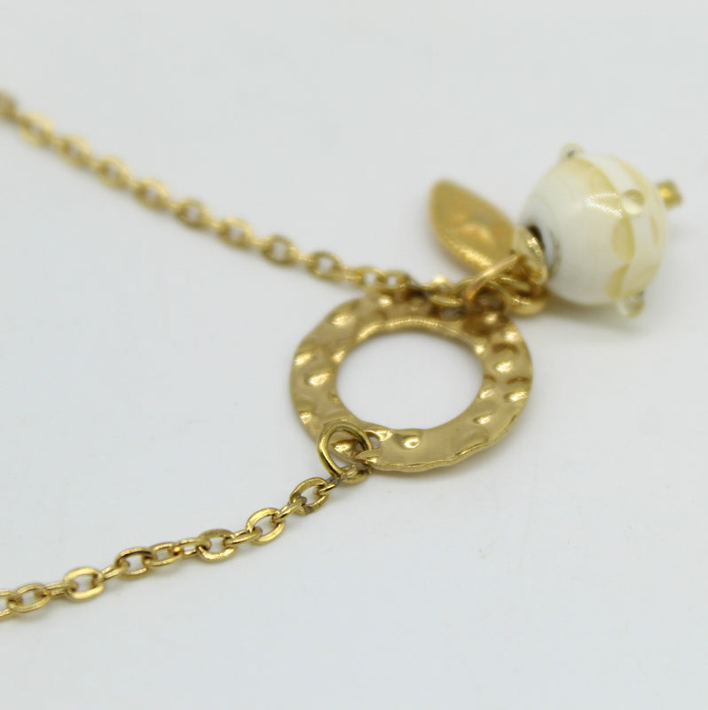 collier-ras-de-cou-intercalaire-rond-dore-murano-ivoire-dune-CO23DE