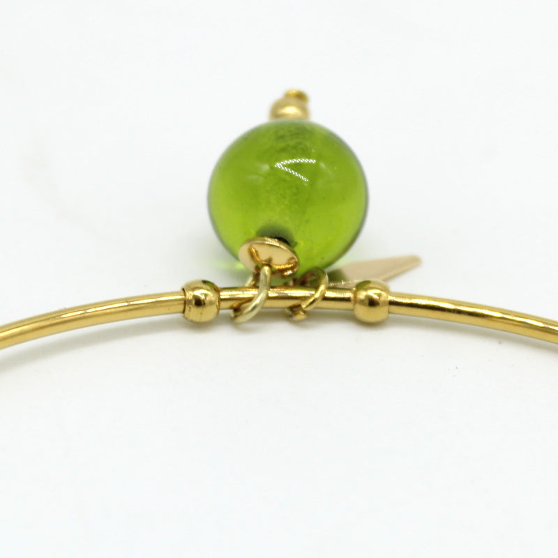 zoom perle vert olive Bracelet jonc Salvia en acier doré 