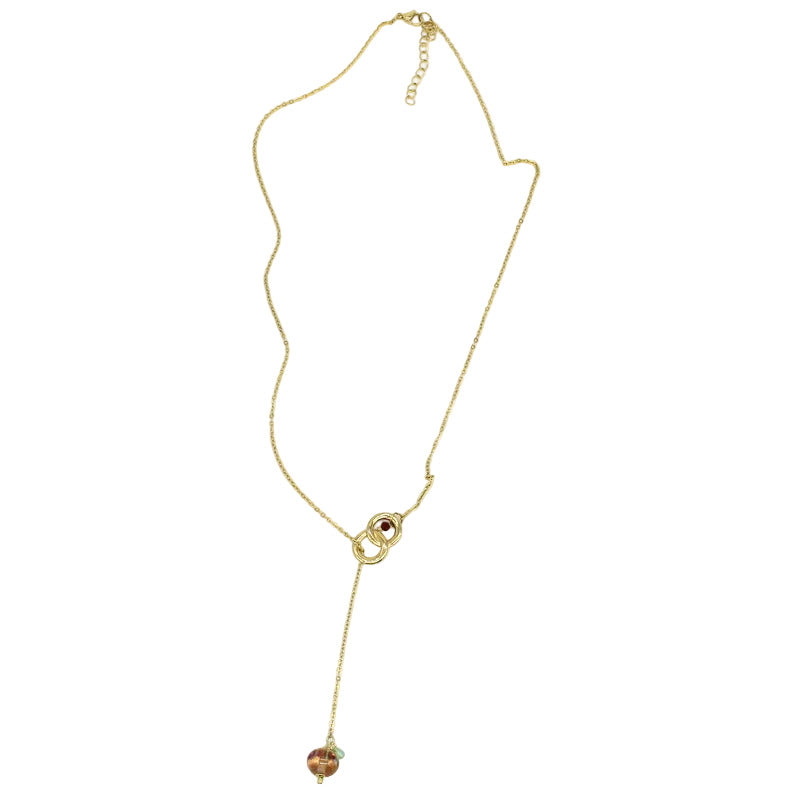 Collier long coulissant en chaîne d'acier doré avec anneaux entrelacés et pendentif terminal en perle de verre de Murano rose poudré, vert et bordeaux.