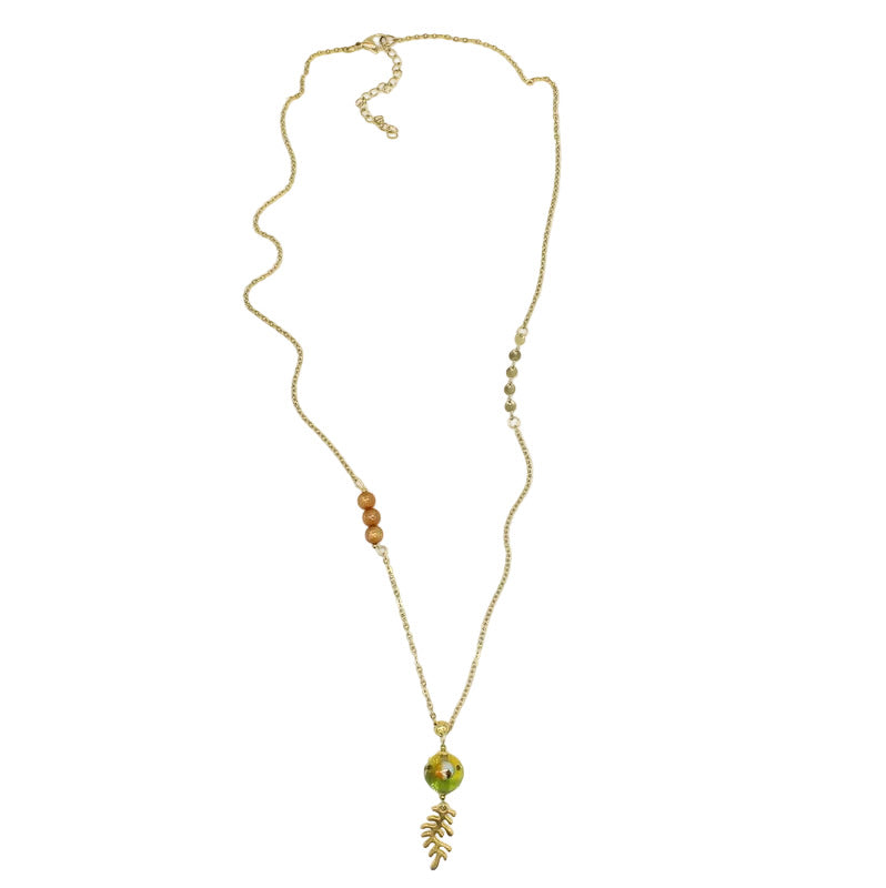 Collier long Salvia en chaîne d'acier doré avec pendentif motif feuille et perle en verre de Murano.