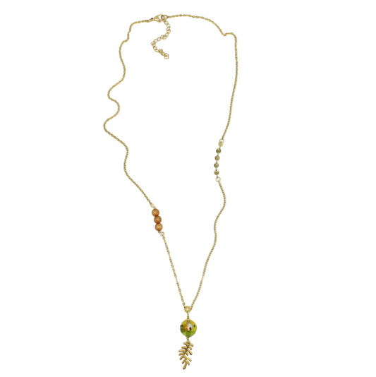 Collier long Salvia en chaîne d'acier doré avec pendentif motif feuille et perle en verre de Murano.