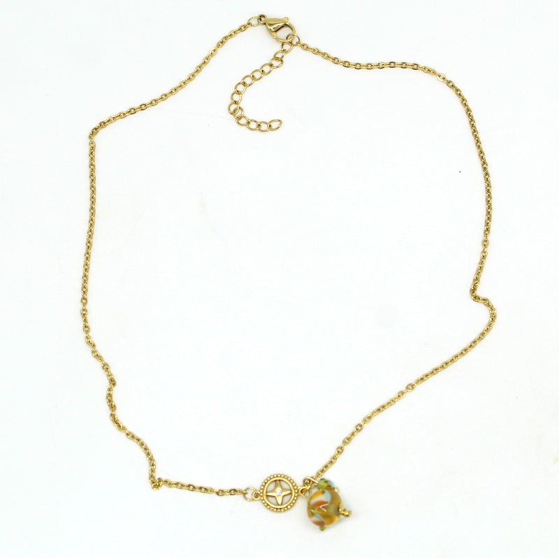 Collier ras de cou Salvia en acier doré avec intercalaire en cristal et perle en verre de Murano topaz décor céladon, safran et olive.