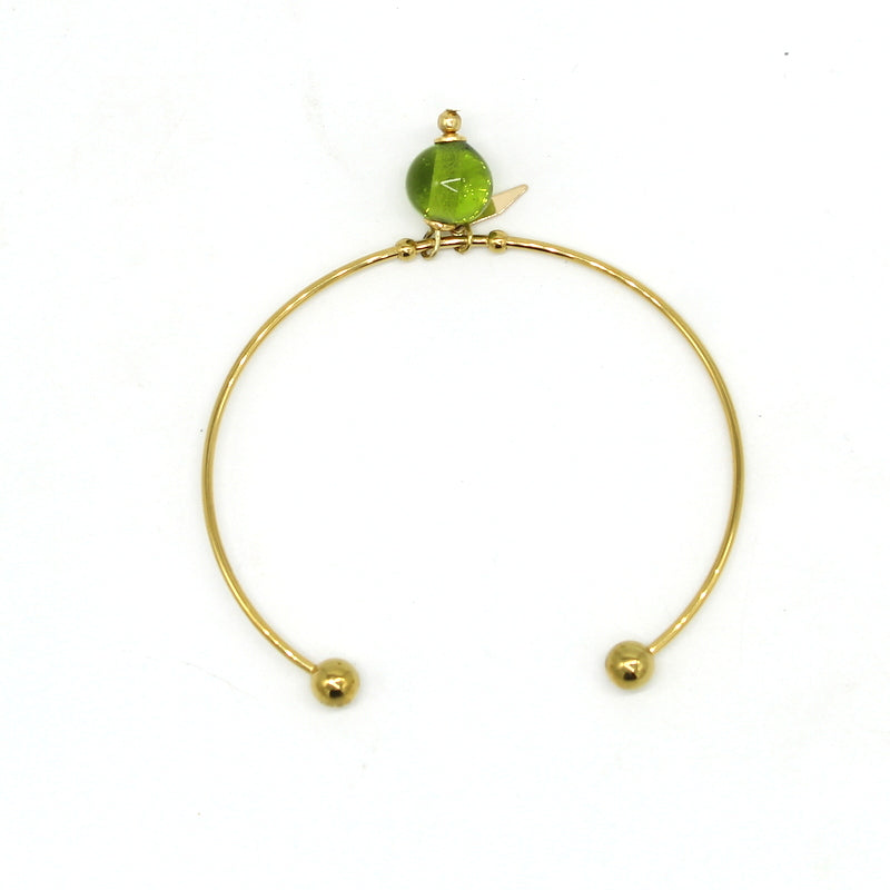 Bracelet jonc Salvia en acier doré avec perle suspendue en verre de Murano vert olive.