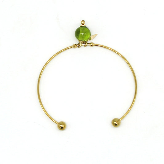 Bracelet jonc Salvia en acier doré avec perle suspendue en verre de Murano vert olive.
